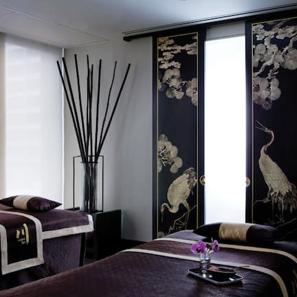 Salas de tratamiento para parejas, sauna y tina de hidromasaje