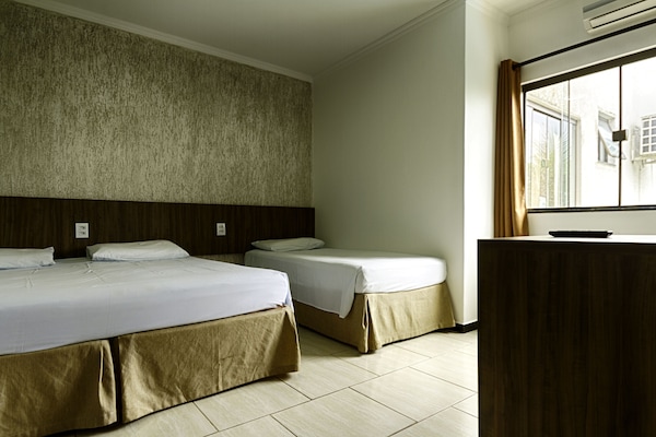 Kamar Triple Keluarga | Brankas, meja kerja, tirai kedap cahaya, dan tempat tidur bayi gratis