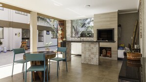 Una cocina moderna con comedor, ventanas amplias y televisor.