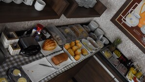 Montaje de un bufé de desayuno con diversas opciones de comida y utensilios.