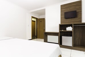 In-room safe, desk, blackout curtains, free cots/infant beds - Hotel Holiday Foz (Foz do Iguaçu)