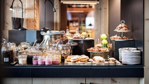 Un bufé con diversos alimentos y recipientes.