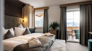 Deluxe Double Room (Lumina) | Hypo-allergenic bedding, down duvets, minibar, in-room safe