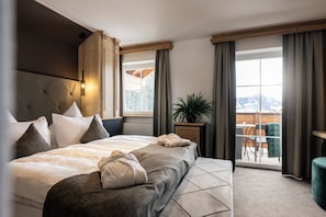 Doppia Deluxe (Lumina) | Biancheria da letto ipoallergenica, copriletto in piuma, minibar