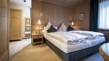 Standard Double Room (Romantic) | 1 bedroom, hypo-allergenic bedding, down comforters, minibar