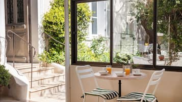 Petit déjeuner buffet (16 EUR par personne)