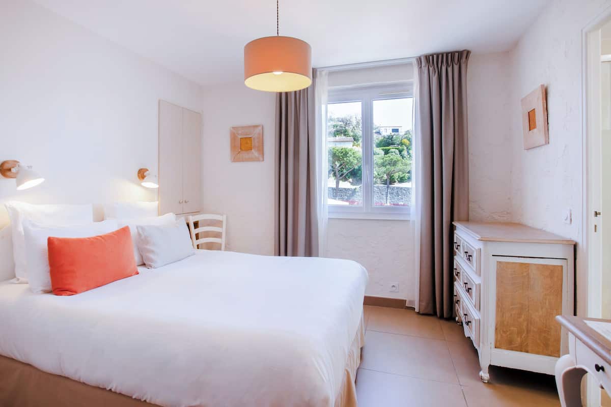 Room, City View | In-room safe, desk, soundproofing, rollaway beds