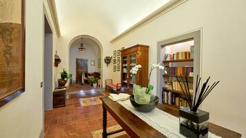 Exclusive-Apartment, Mehrere Betten | Wohnzimmer | 42-Zoll-Flachbildfernseher mit Satellitenempfang, Fernseher