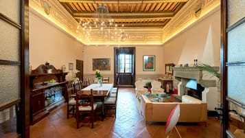 Exclusive-Apartment, Mehrere Betten | Wohnzimmer | 42-Zoll-Flachbildfernseher mit Satellitenempfang, Fernseher