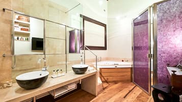 Designer-Toilettenartikel, Haartrockner, Bademäntel, Hausschuhe