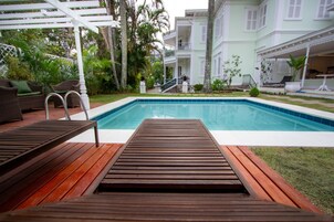 Una piscina techada, una piscina al aire libre
