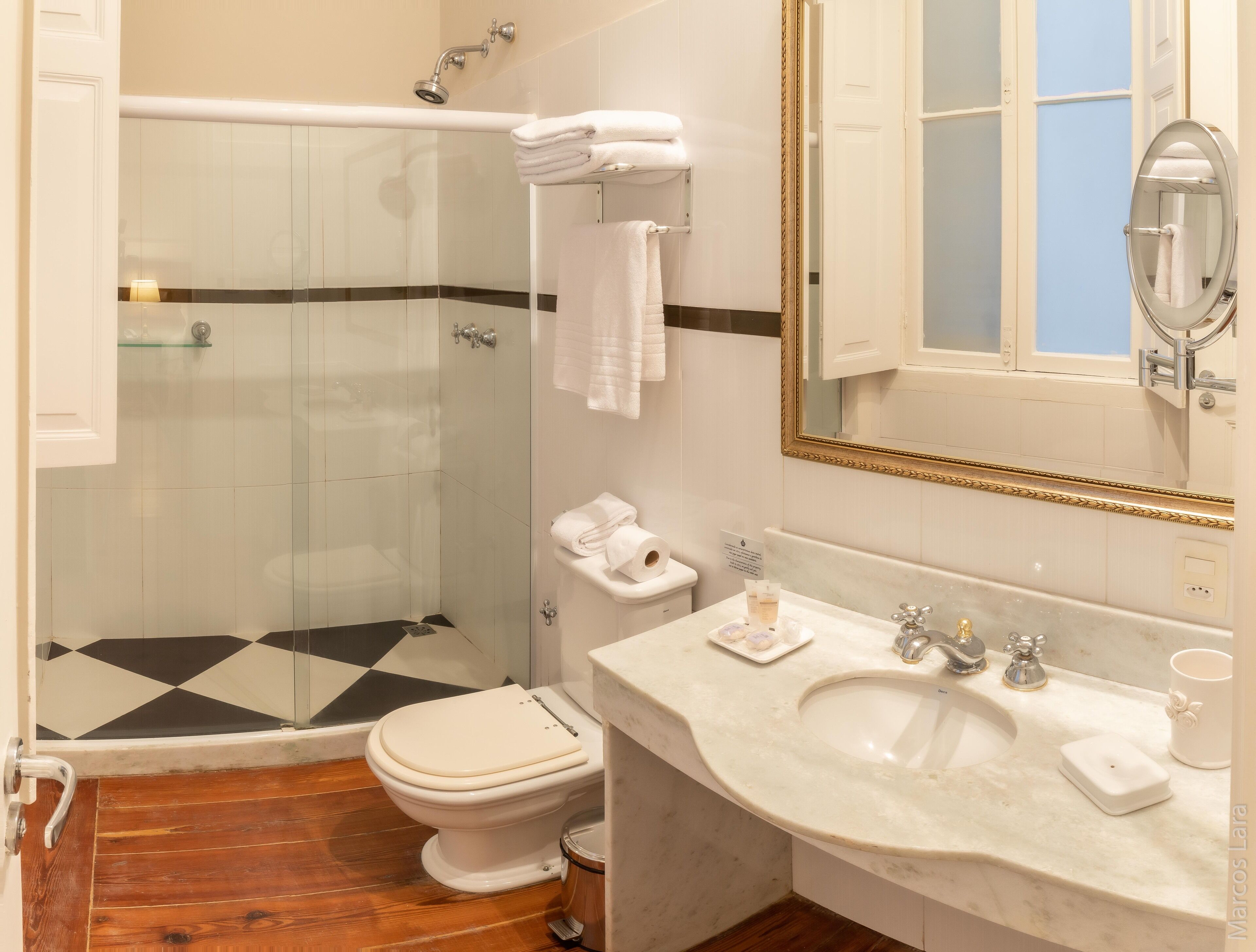 standard suite | bathroom | shower, towels