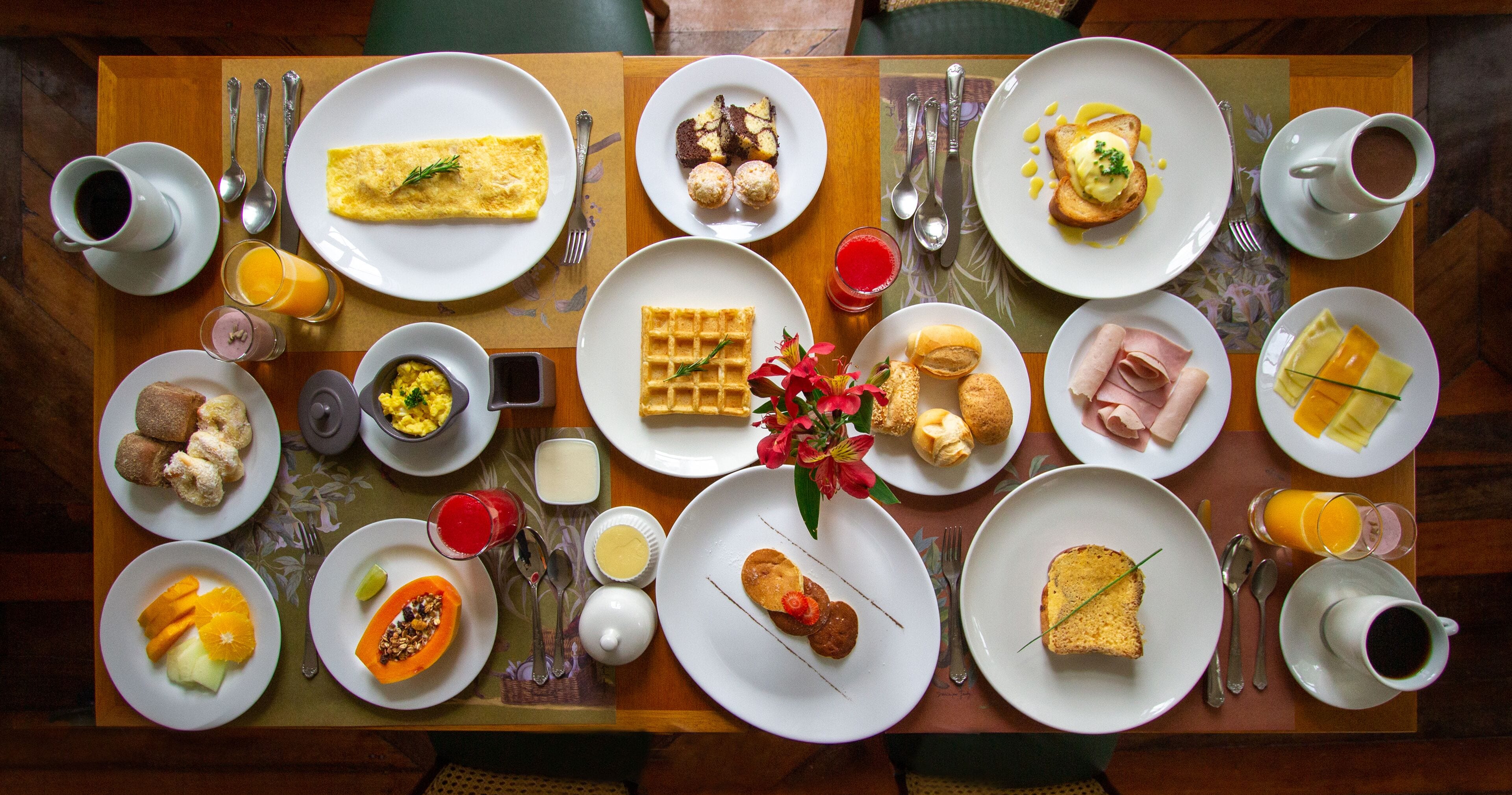 Un bufé de desayuno con una variedad de platos y bebidas.