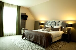 Suite, 1 kingsize-seng | Safe på rommet, skrivebord, lydisolert og barnesenger