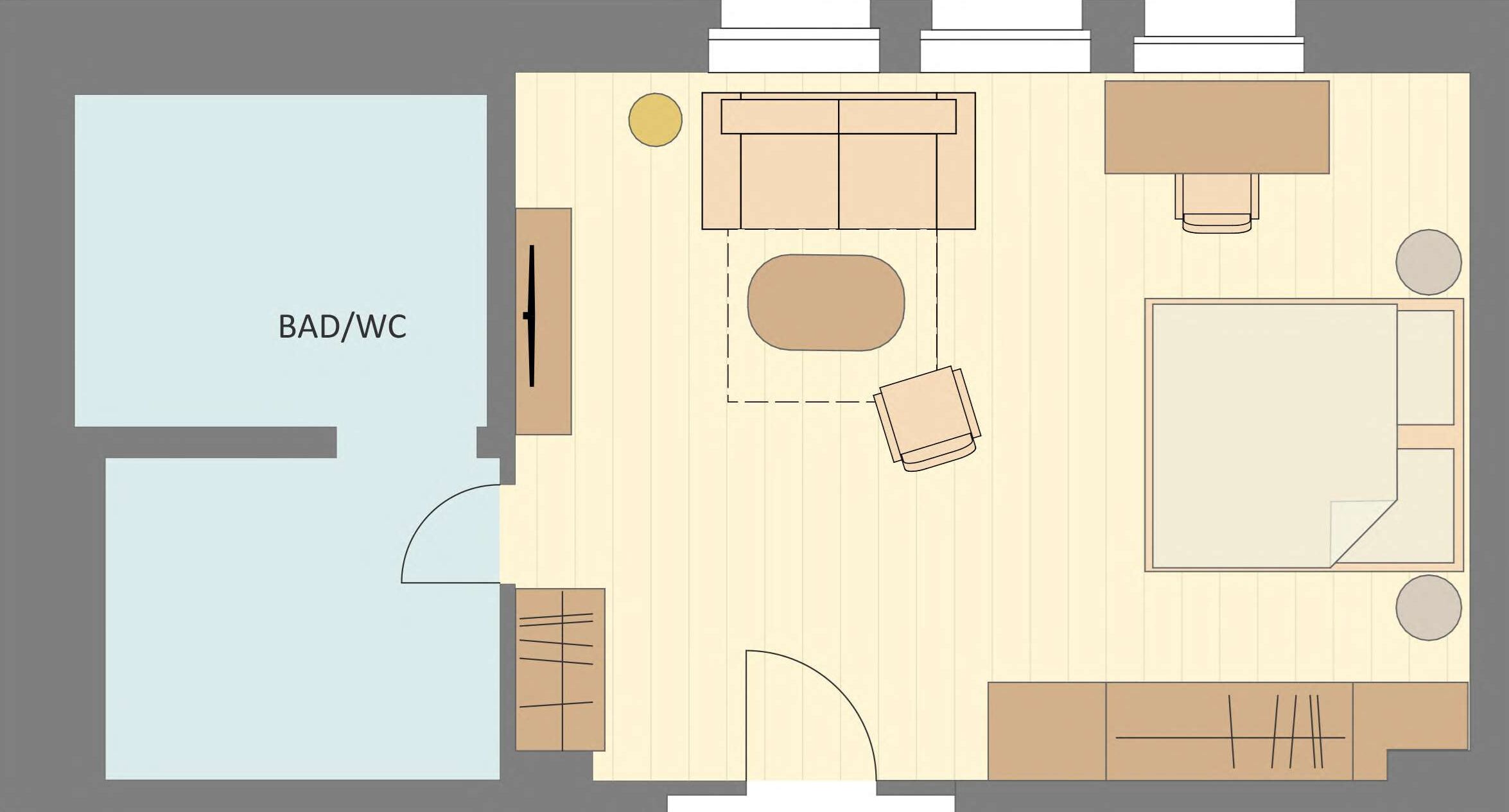 Grundriss eines Hotelzimmers mit Bett, Schreibtisch, Stuhl, Sofa und einem kleinen Tisch.