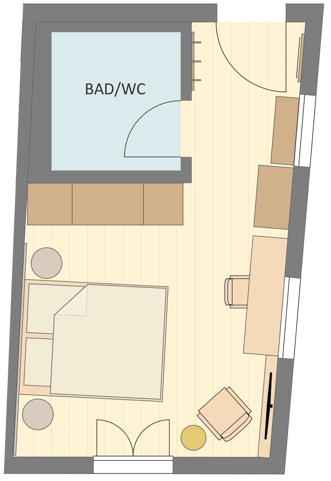 Grundriss eines Zimmers mit Badezimmer/Toilette, einem großen Bett, einer Couch, einem kleinen Tisch und einem Sessel.