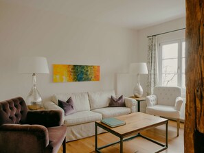 Suite junior | Ropa de cama hipoalergénica, edredones de plumas, minibar y caja fuerte