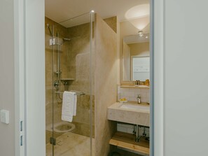 Yhden hengen huone (Villa) | Kylpyhuone | Ilmaiset hygieniatuotteet, hiustenkuivaaja, kylpytakit, tohvelit