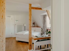 Habitación clásica doble (Villa) | Ropa de cama hipoalergénica, edredones de plumas, minibar y caja fuerte