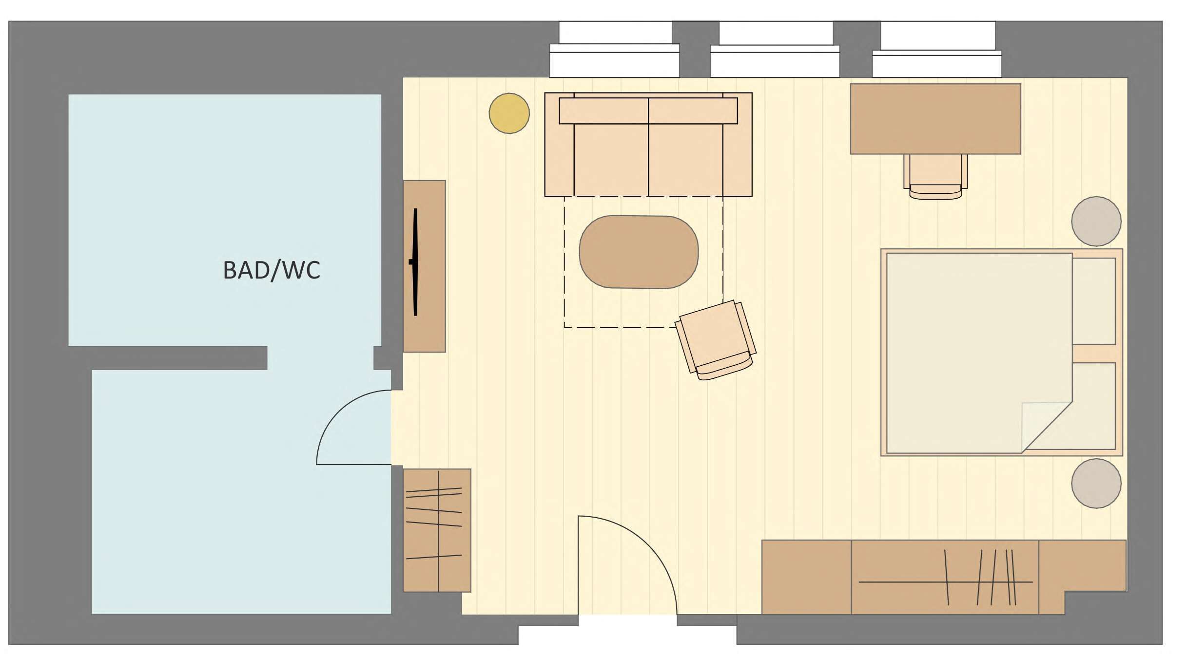 Plano de una habitación de hotel con baño independiente, zona de estar con sofá y mesa, y cama.