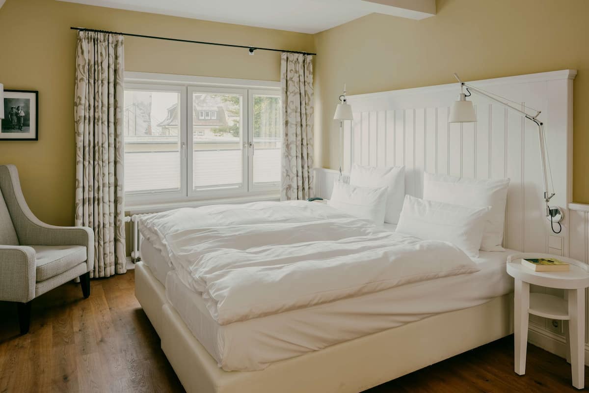 Double Room (Warmbad) | Hypo-allergenic bedding, down comforters, minibar, in-room safe