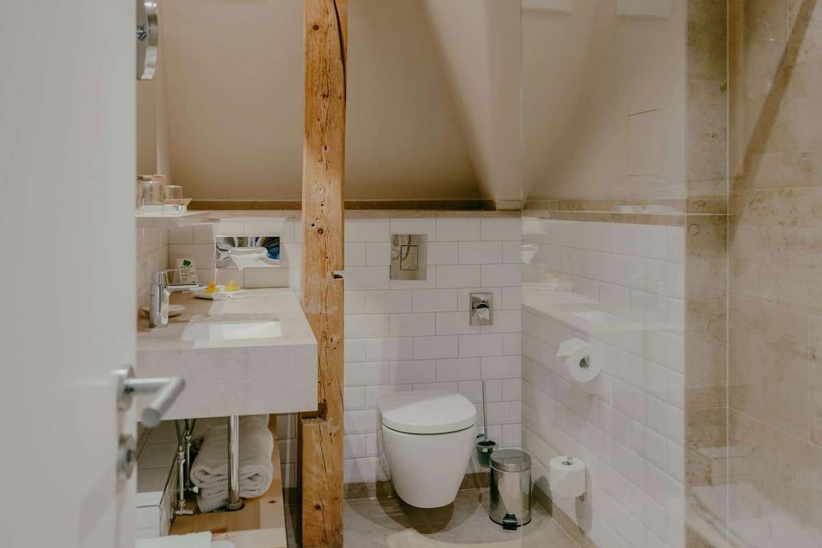 double room (villa) | bathroom | free toiletries, hair dryer, bathrobes, slippers