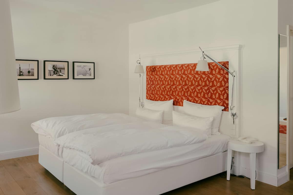 Hypo-allergenic bedding, down comforters, minibar, in-room safe