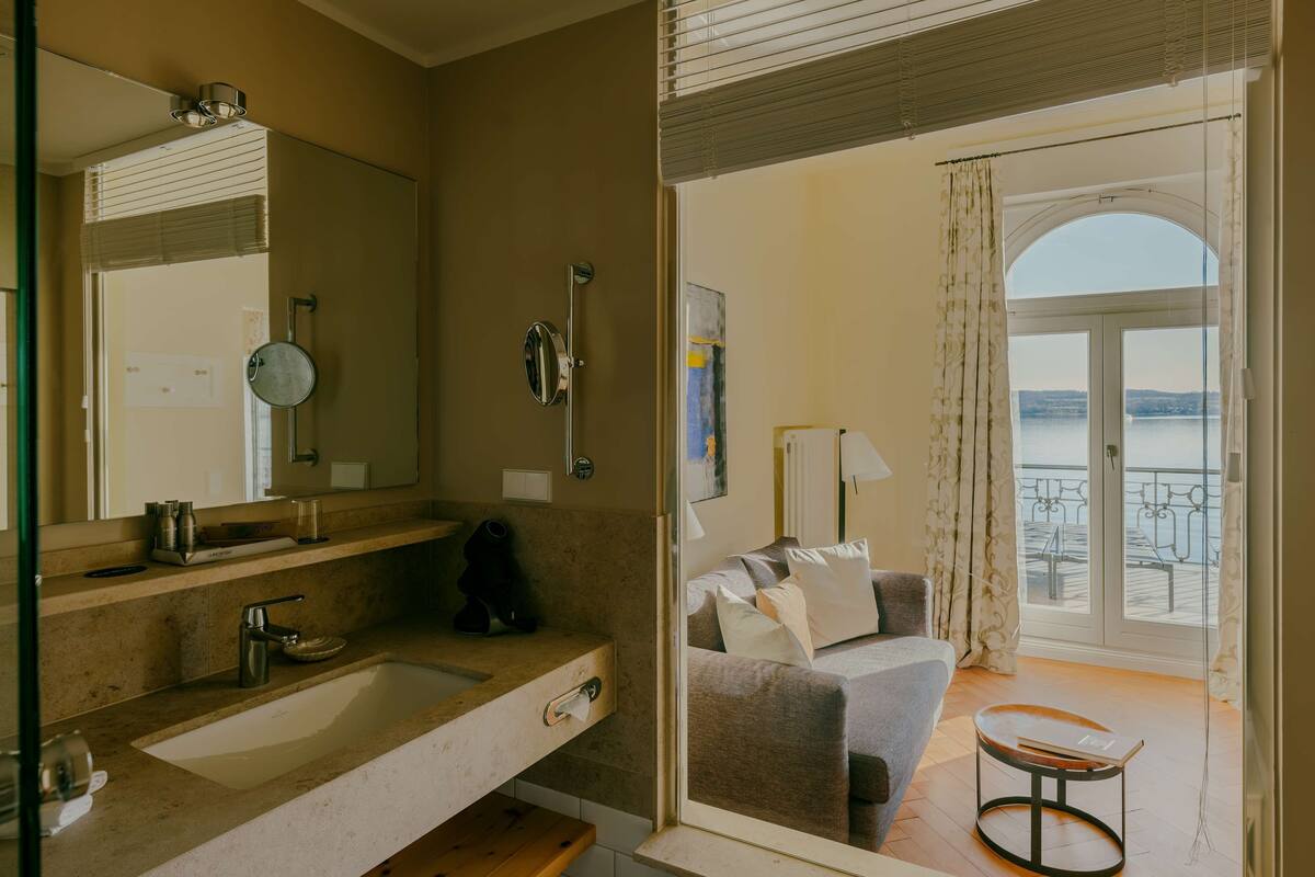 premium suite (villa seeburg) | bathroom | free toiletries, hair dryer, bathrobes, slippers