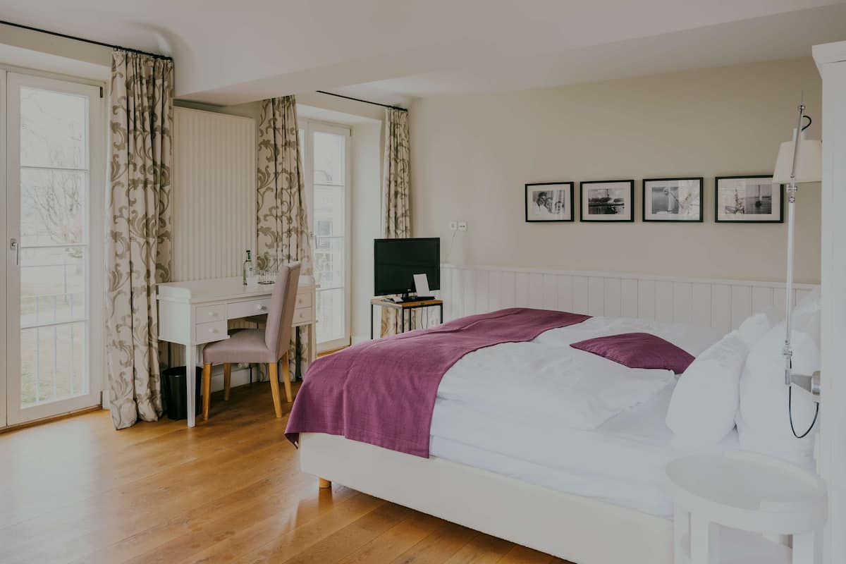 Superior Double Room | Hypo-allergenic bedding, down comforters, minibar, in-room safe