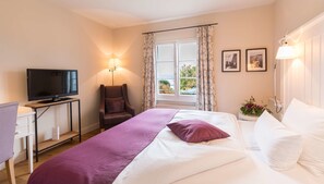 Ropa de cama hipoalergénica, edredones de plumas, minibar y caja fuerte