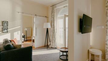 Suite Premium (Villa Seeburg) | Seprai antialergi, selimut bulu angsa, minibar, dan brankas