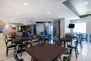 Café da manhã com buffet grátis todos os dias