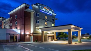 A Baymont by Wyndham hotel with a covered entrance and a parking lot. - Baymont by Wyndham Rapid City (Rapid City)