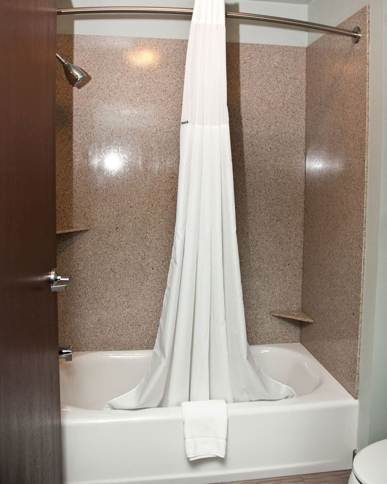 Baño | Tina con regadera, amenidades de baño gratuitas, secadora de cabello 