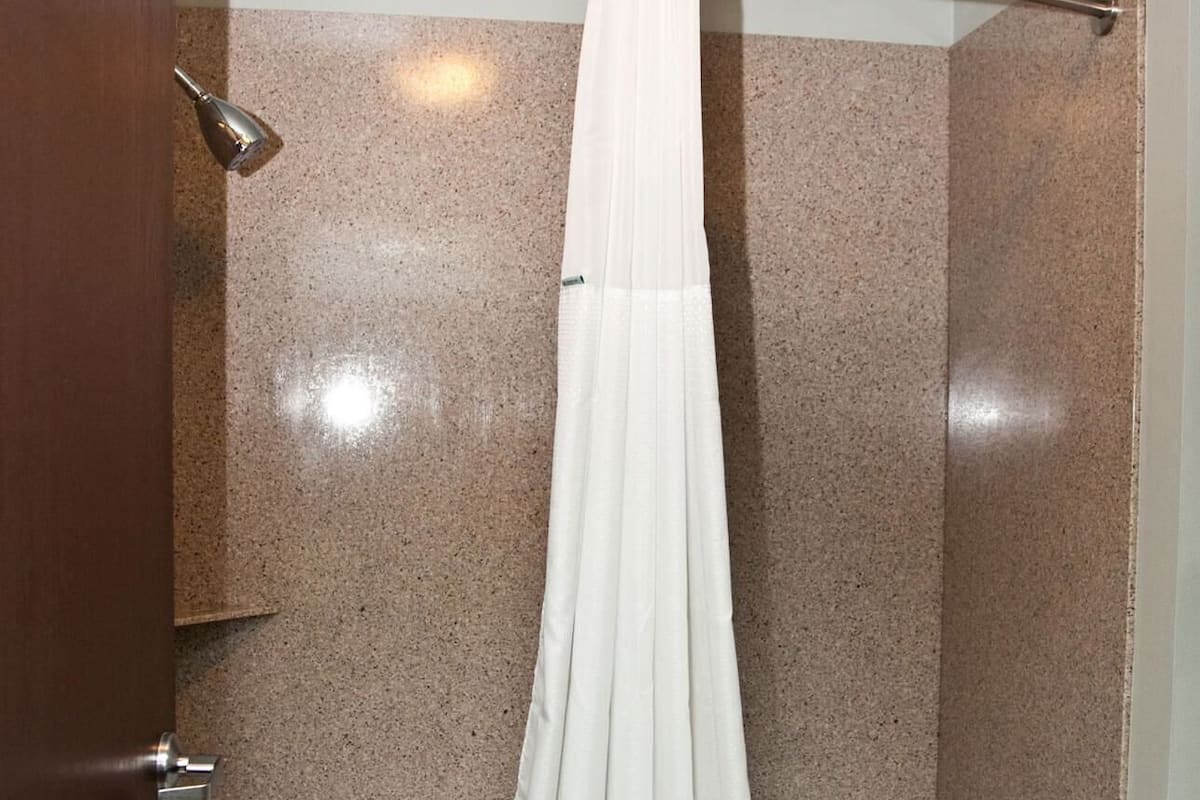 Baño | Tina con regadera, amenidades de baño gratuitas, secadora de cabello