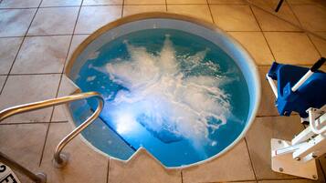 Una piscina cubierta