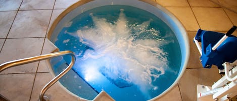 Une piscine équipée d’une échelle métallique et d’un appareil de nettoyage pour piscine.
