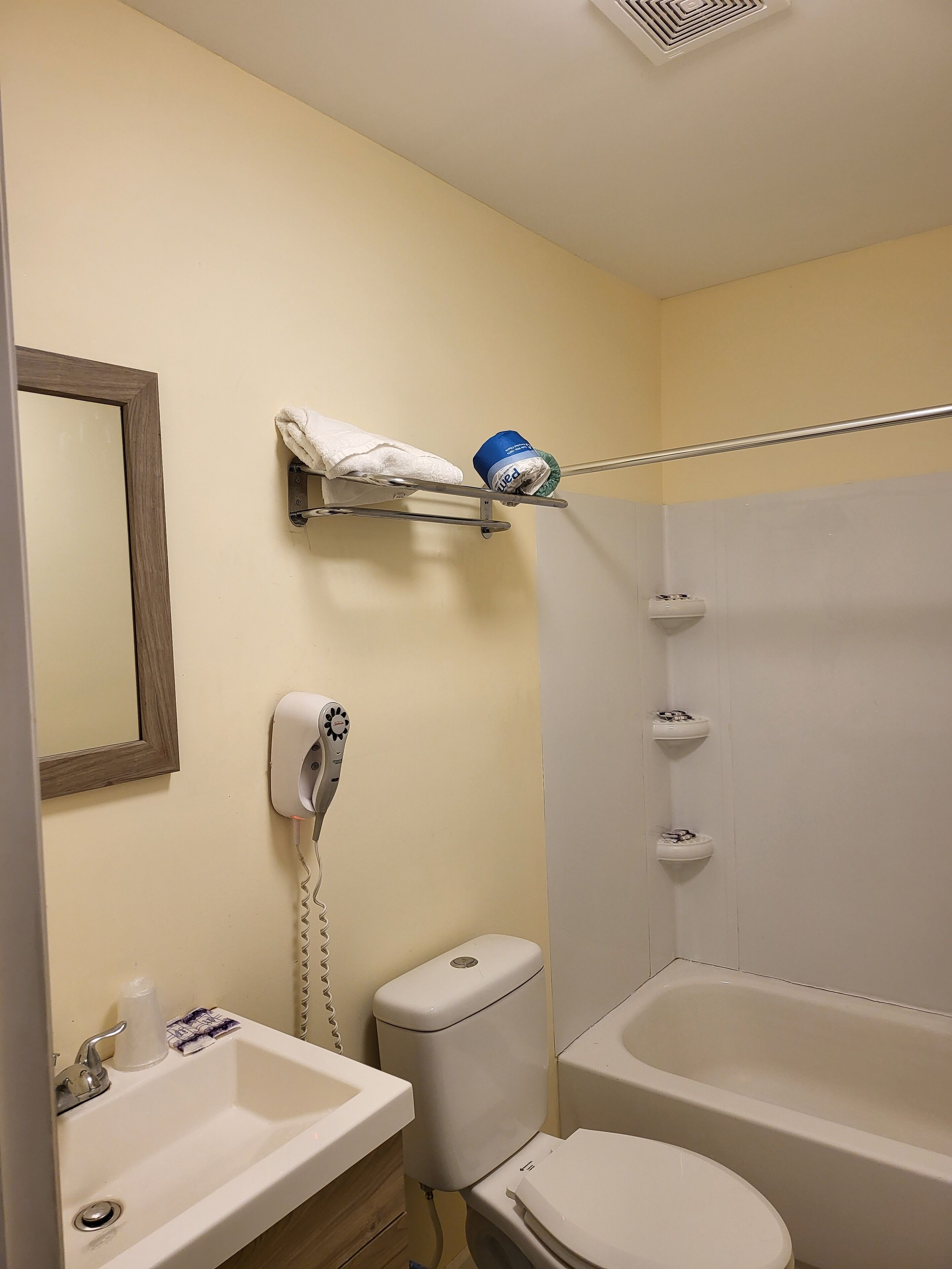 Sèche-cheveux, serviettes fournies