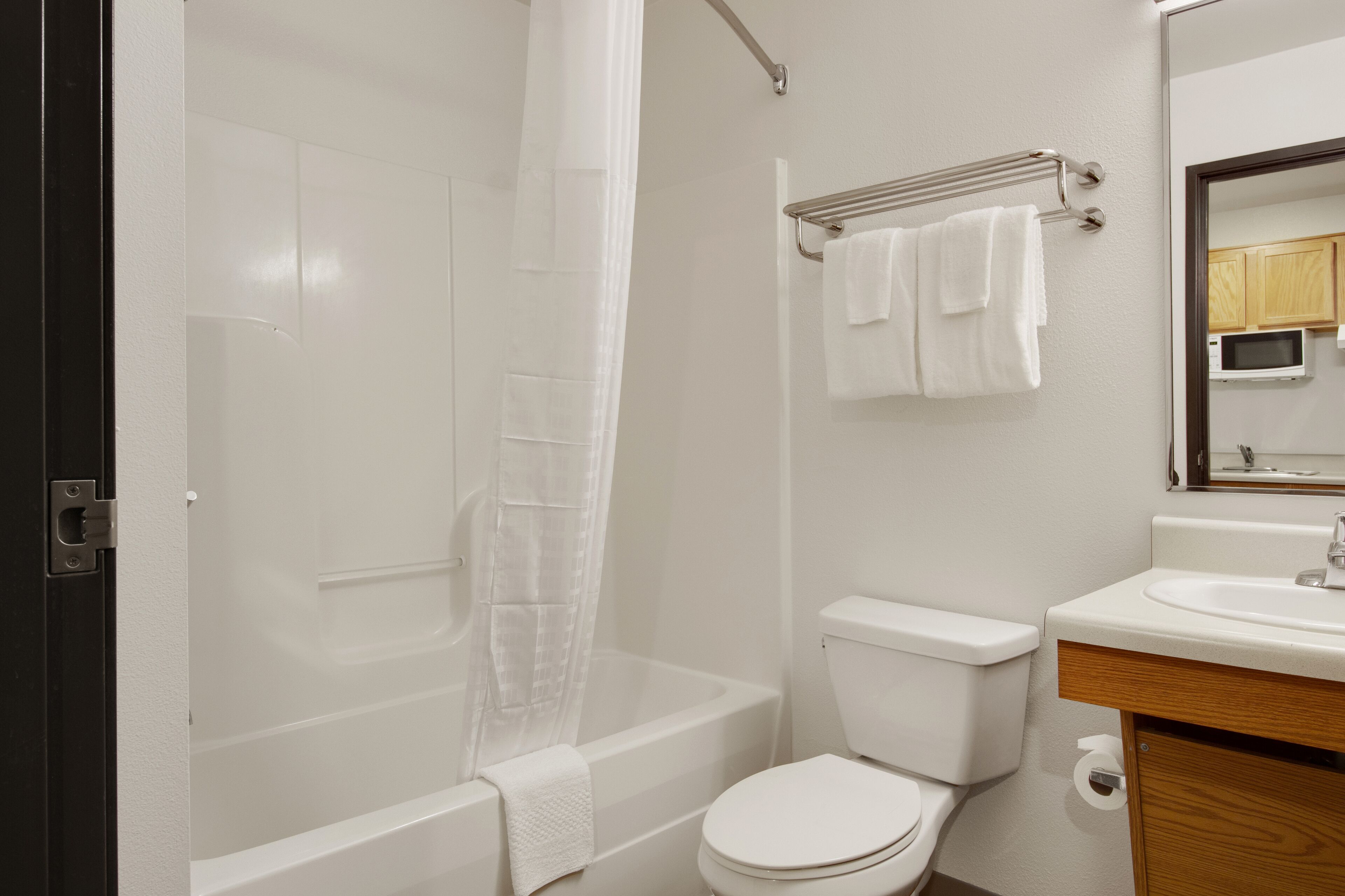 Un baño con bañera, inodoro y lavabo.