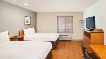 Muebles diferentes, escritorio y espacio para trabajar con laptop