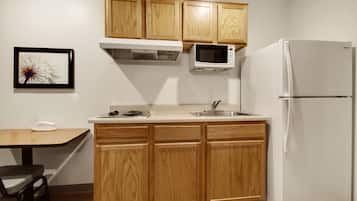 Frigorífico grande, microondas y placa de cocina