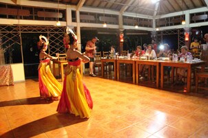 Breakfast, lunch, dinner served; Indonesian cuisine, beach views 