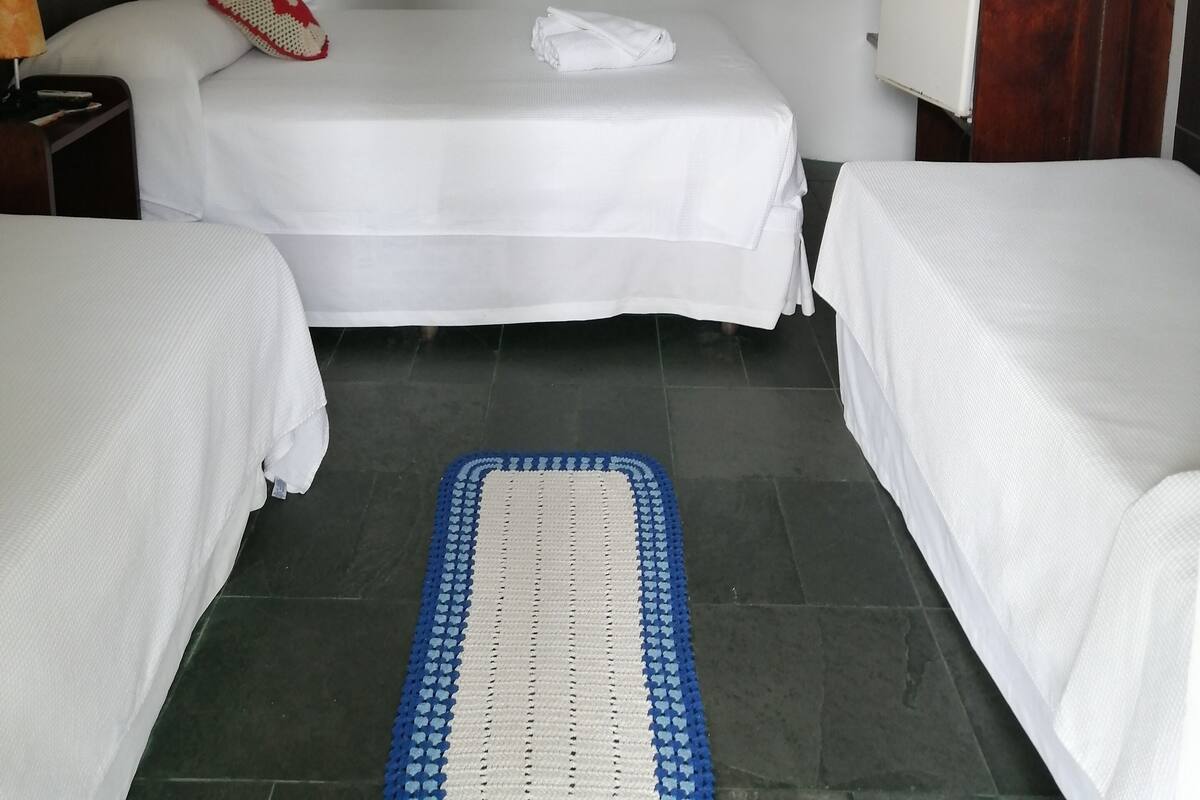 SUITE QUADRUPLO LUXO/FRENTE MAR | 迷你吧、免費 Wi-Fi、床單