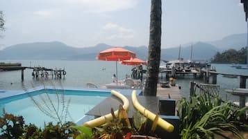 Piscine extérieure, parasols de plage