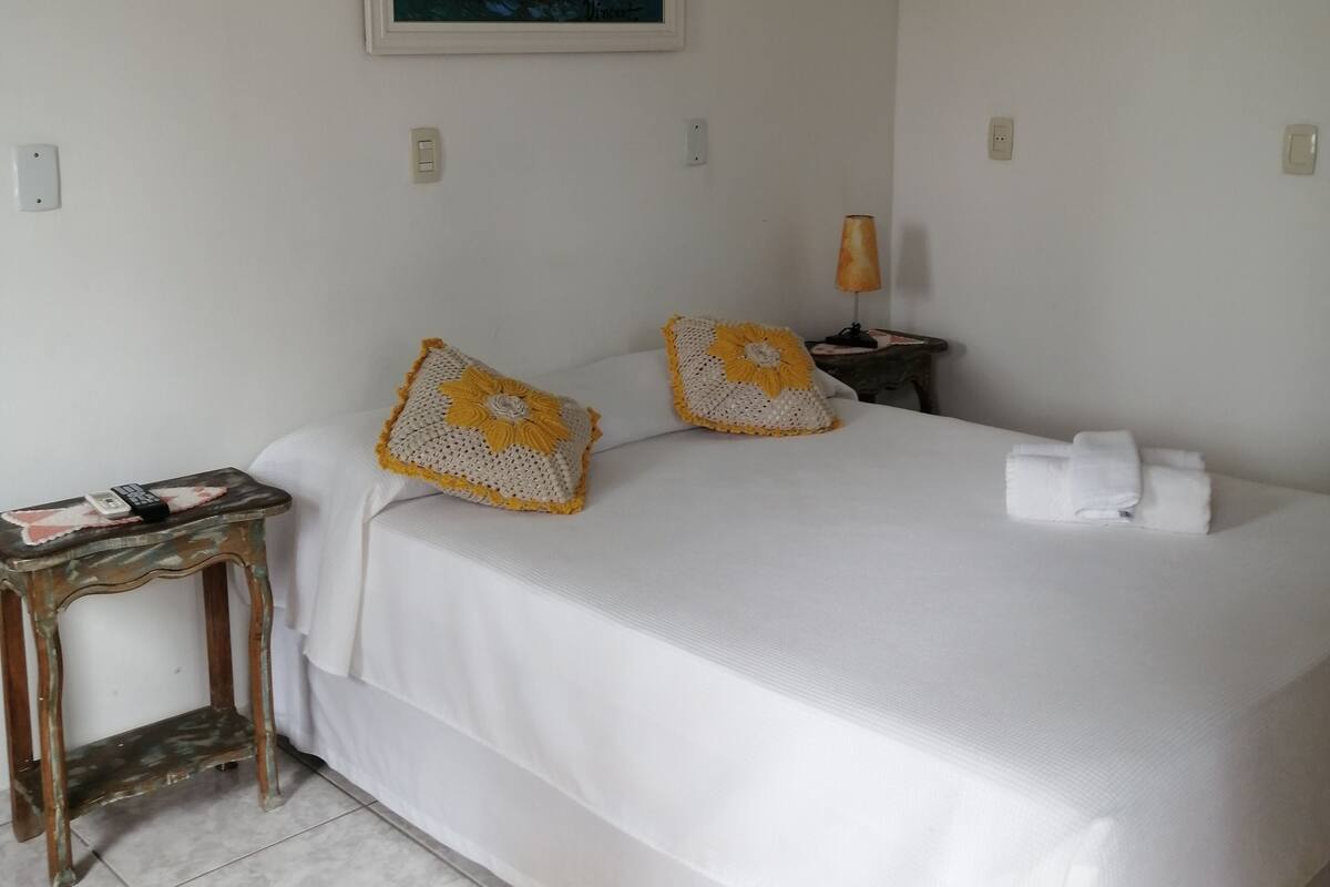 SUITE DUPLA SUPERLUXO/FRENTE MAR HIDRO | 迷你吧、免費 Wi-Fi、床單