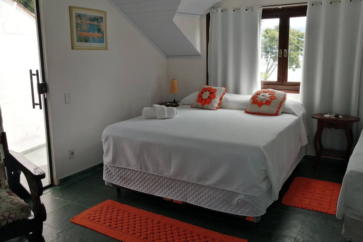 Minibar, free WiFi, bed sheets