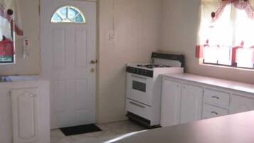 Full-sized fridge, oven, stovetop, coffee/tea maker
