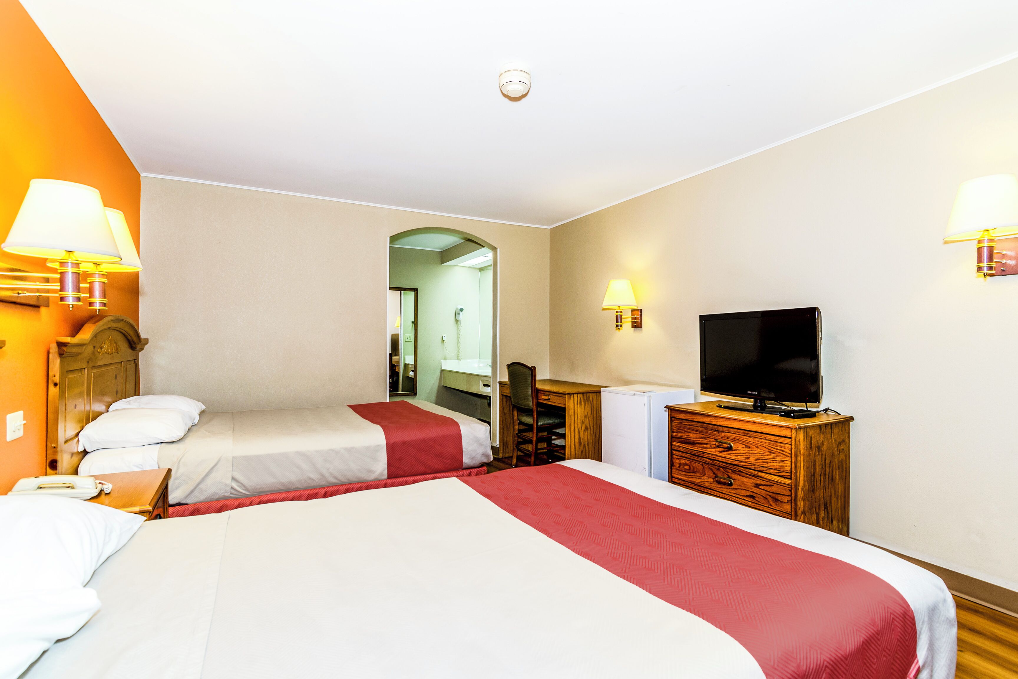 Escritorio, tabla de planchar con plancha y cunas 