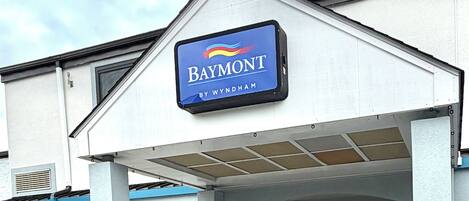 A building with a sign that reads 'Baymont by Wyndham.'
