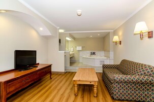 Escritorio, tabla de planchar con plancha y cunas 